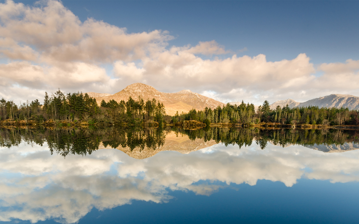 Reflet miroir sur les lacs du Connemara Reflet miroir sur les lacs du Connemara