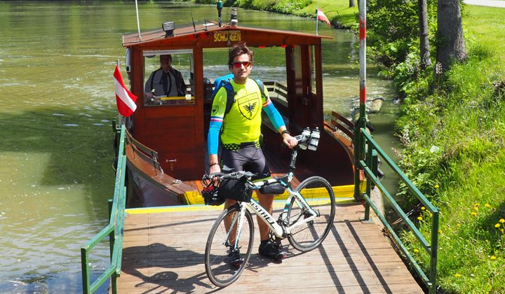 Cycliste au bord du Danube © David Praire Cycliste au bord du Danube