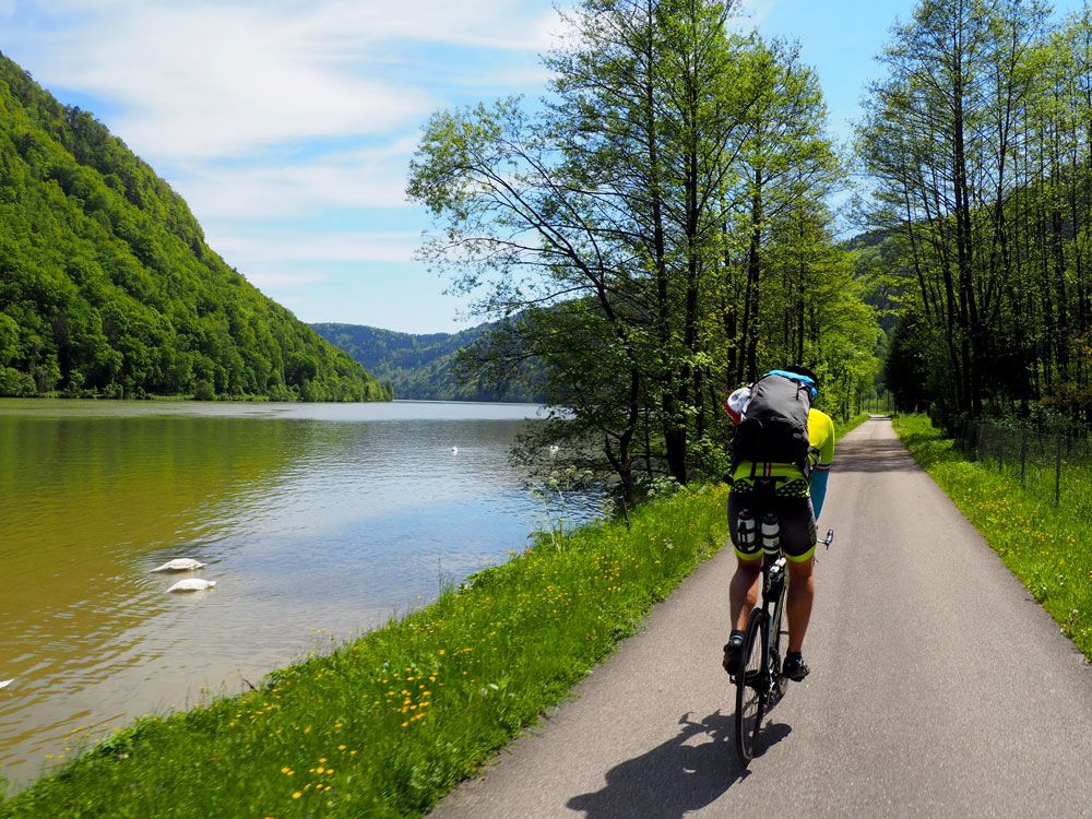 Cycliste le long du Danube