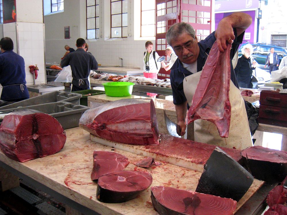 Découpe de thon sur le marché au poisson de Funchal