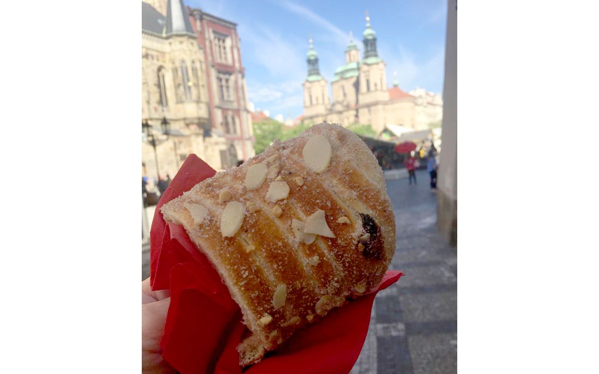 Dégustation de Trdelník sur la place de la Vieille Ville