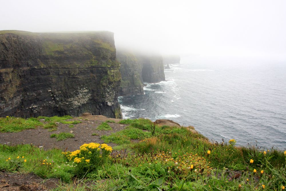 Le brouillard se lève sur les falaises de Moher