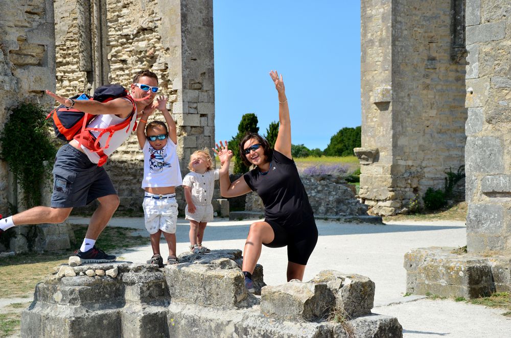 Famille à l'abbaye des Châteliers sur l'île de Ré