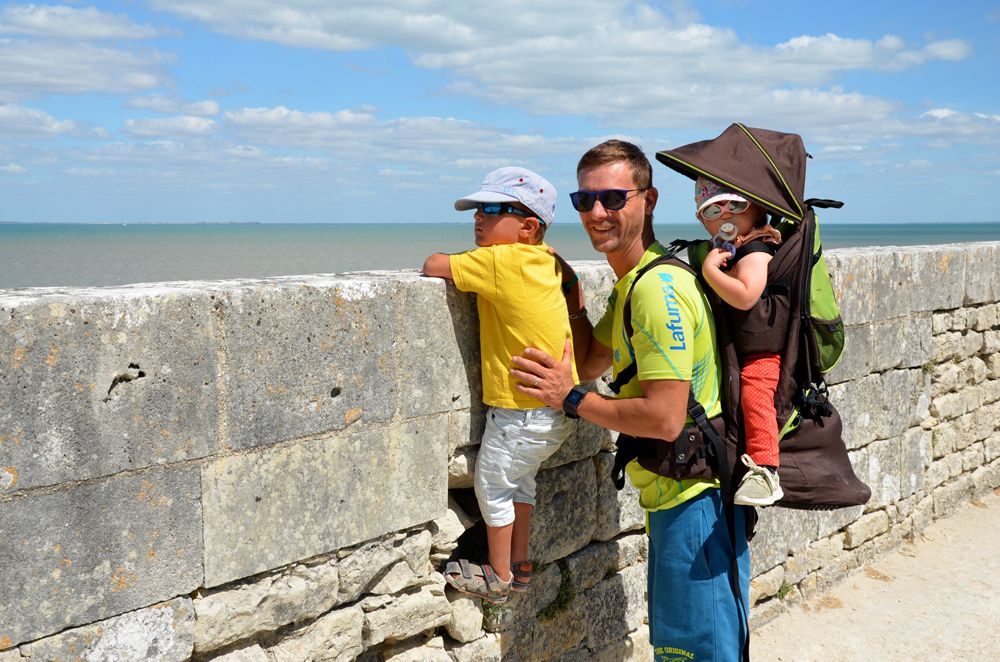 Famille aux fortifications de Saint-Martin-de-Ré