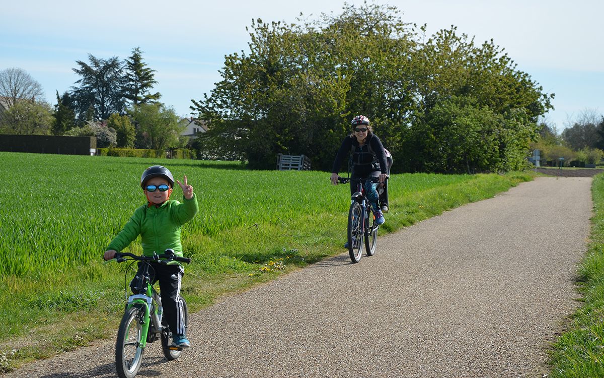 Famille sur la piste cyclable de la Loire à Vélo