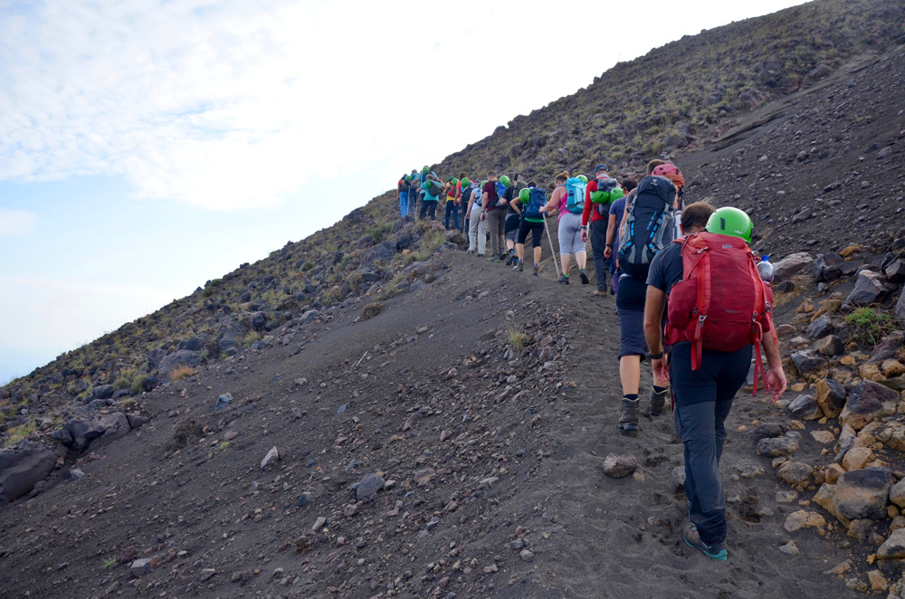 Groupe de randonneurs dans la montée du volcan de Stomboli