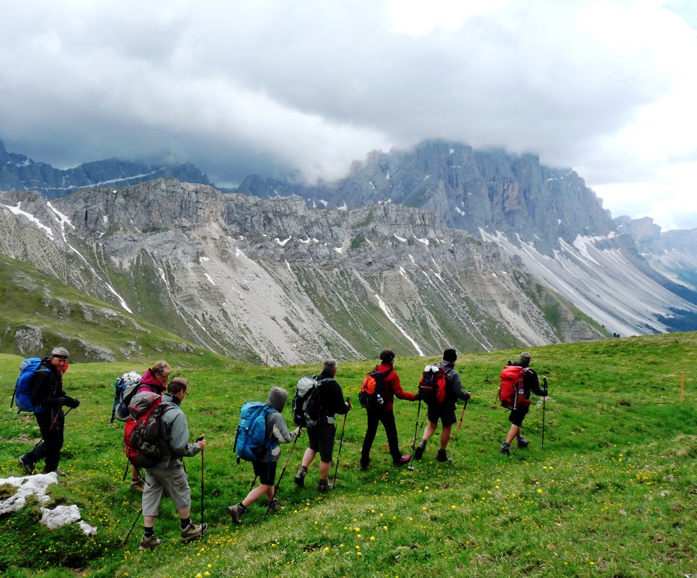 Groupe de randonneurs dans le parc naturel du Puez-Odle