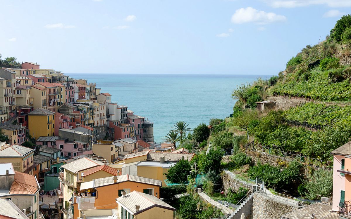 Des maisons colorées au bord des falaises, une des caractéristiques typiques des villages de Cinque Terre Des maisons colorées au bord des falaises, une des caractéristiques typiques des villages de Cinque Terre