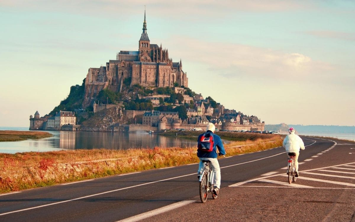 Mont Saint Michel à vélo © Adobestock Mont Saint Michel à vélo