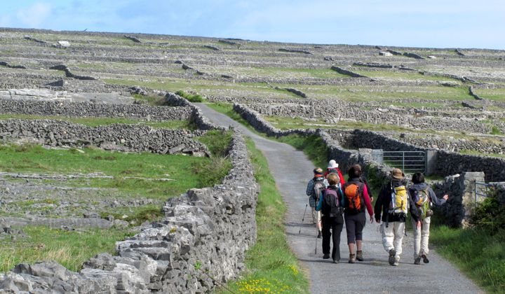 Randonneurs sur Inishmore en Irlande © François Ribard Randonneurs sur Inishmore en Irlande