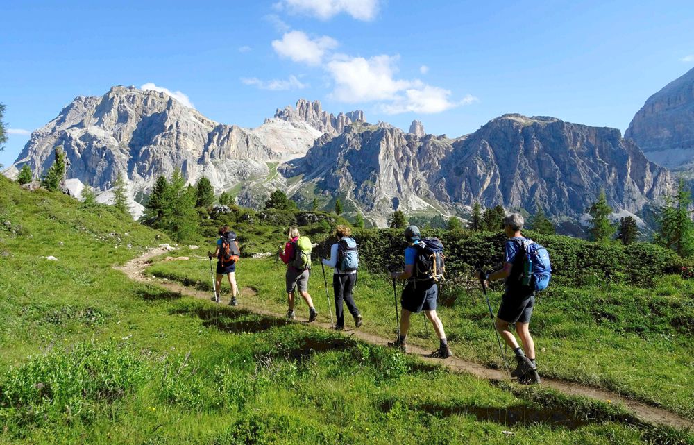 Randonneurs près des Cinque Torri