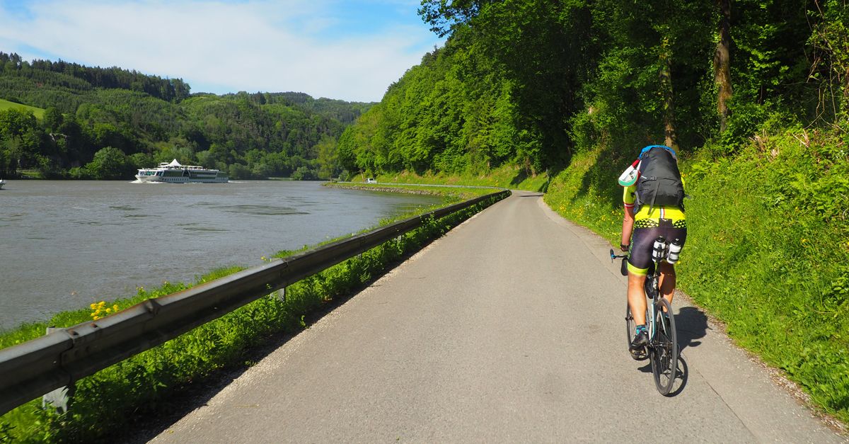 livre récent garçons remontant le danube à bicyclette