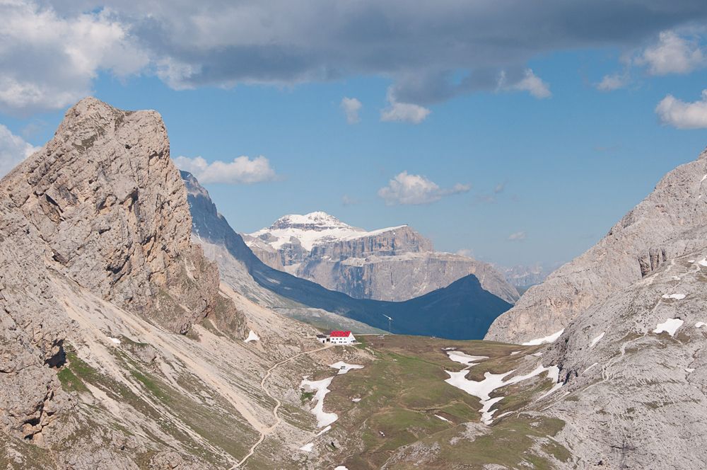 Le refuge Alpes di Tires et le Piz Boè en arrière-plan