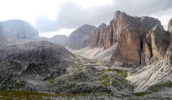Le refuge Antermoia et la Cima di Dona dans les Dolomites © Pierre Paillat Le refuge Antermoia et la Cima di Dona dans les Dolomites
