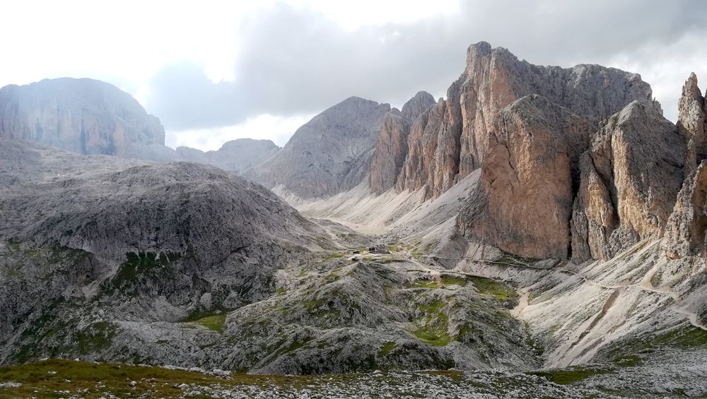 Le refuge Antermoia et la Cima di Dona