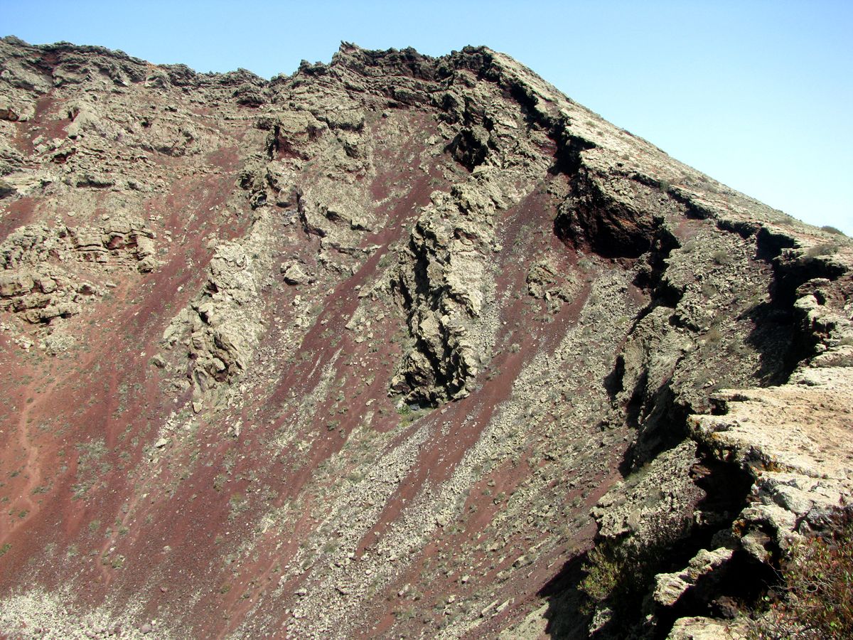 Le rouge sombre de la lave du Corona