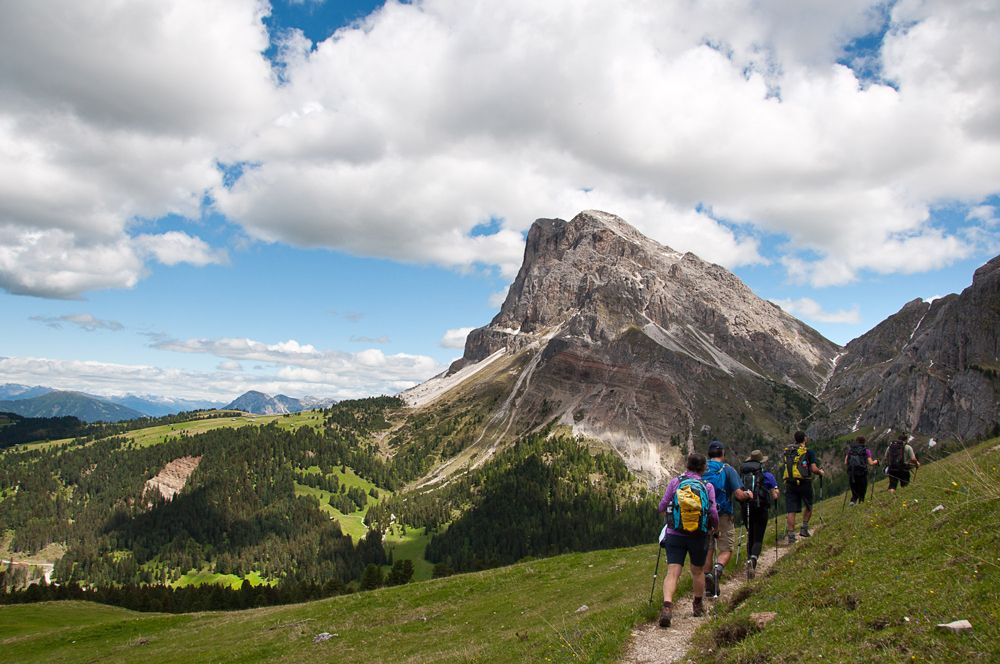 Randonneurs devant le Sass de Putia (Peitlerkofel), dans le parc naturel de Puez-Odle