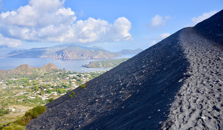 Sentier sur Vulcano dans les îles Éoliennes