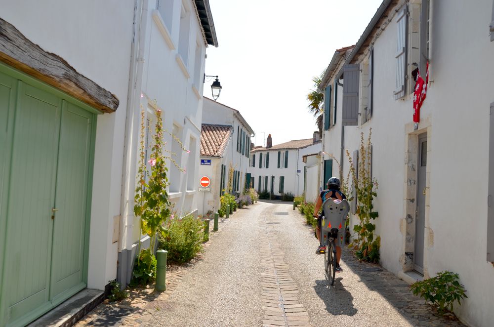 Vélo dans le village de La Flotte, rue Gaston Lem