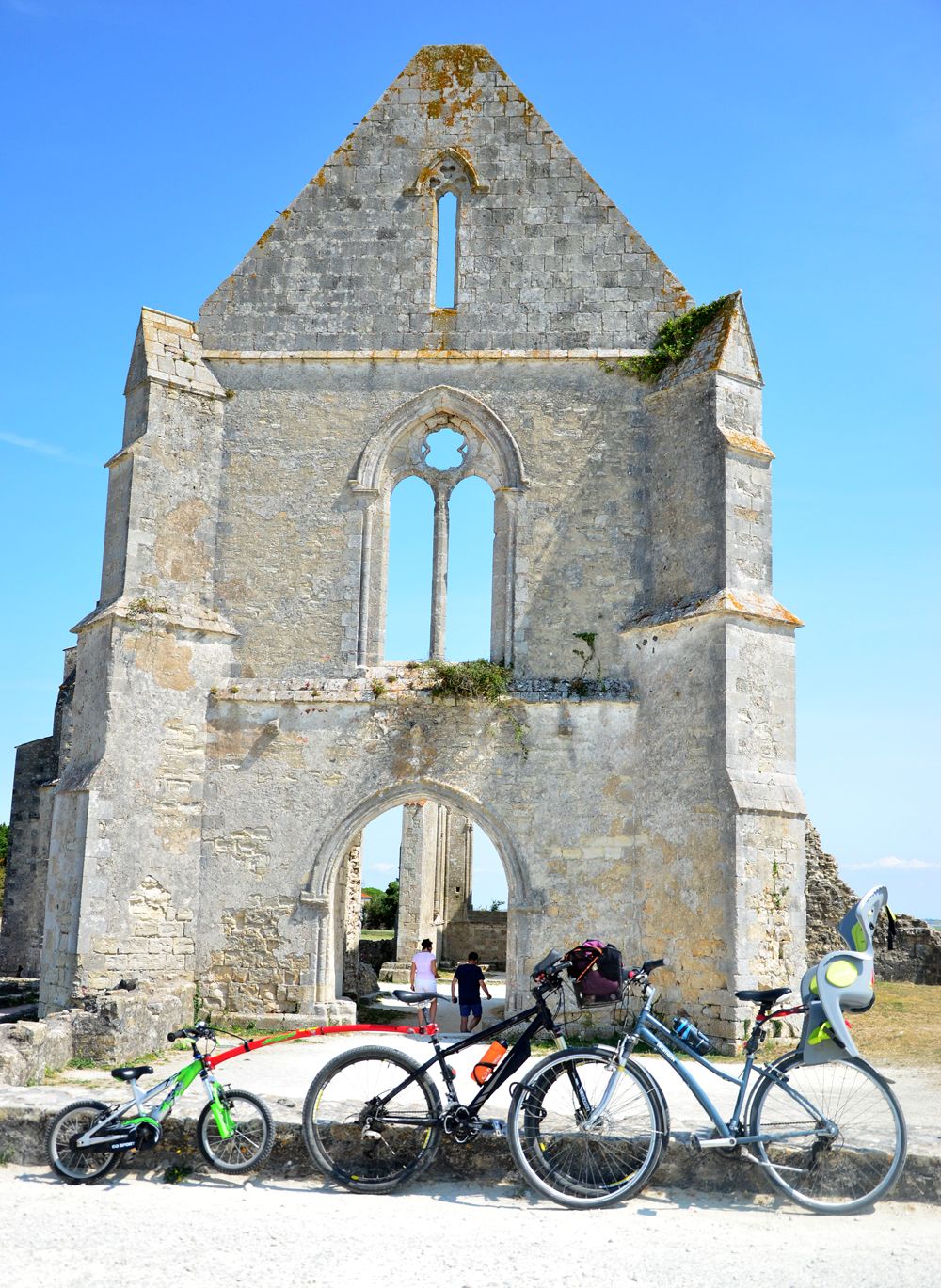 Vélos devant l'abbaye Notre-Dame-de-Ré