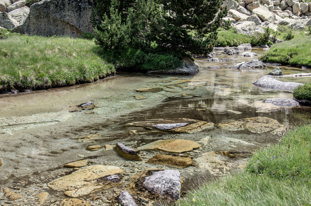 Vers le refuge Amitges, au pied aiguilles des Encantats