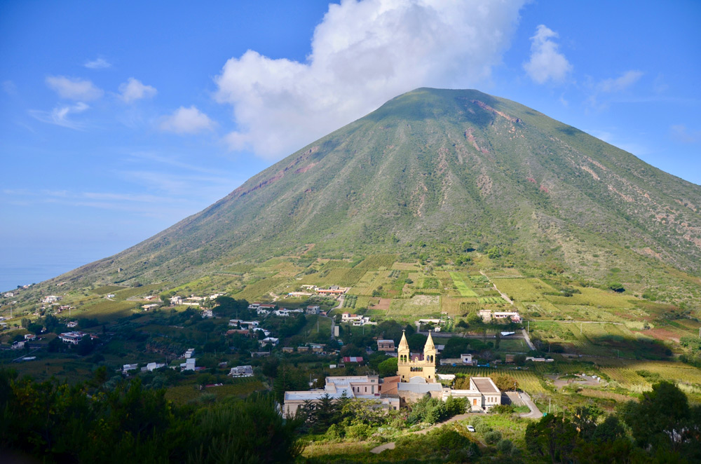 Village de Valdichiesa et le Monte dei Porri sur l'île de Salina