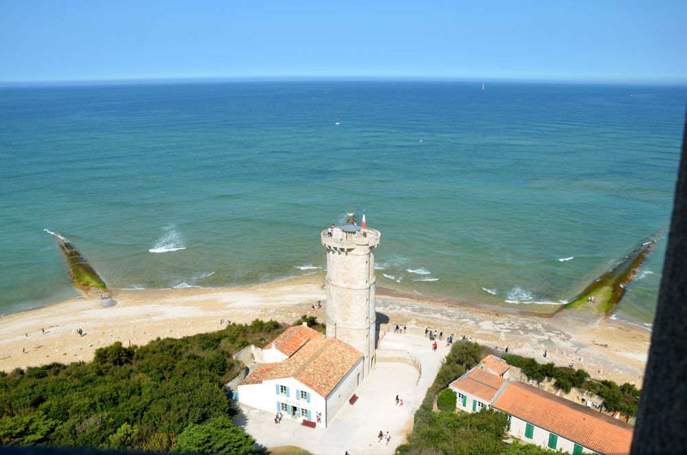 Vue sur l'ancienne tour des Baleines depuis le phare des Baleines