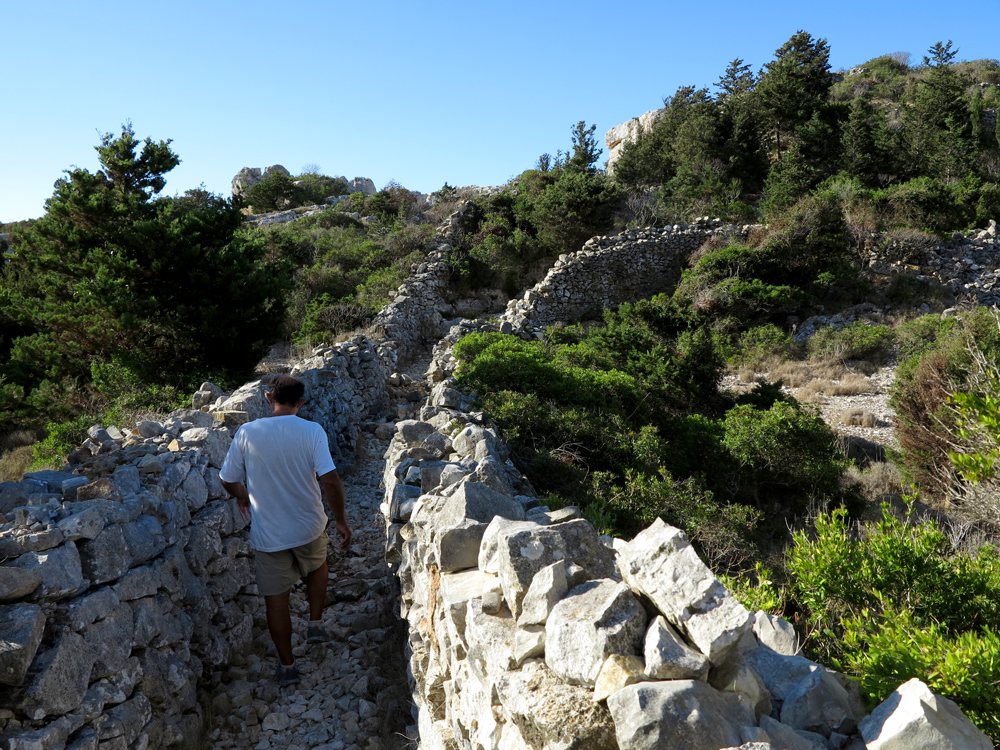 Chemin bordé de murs sur Paxos © François Ribard