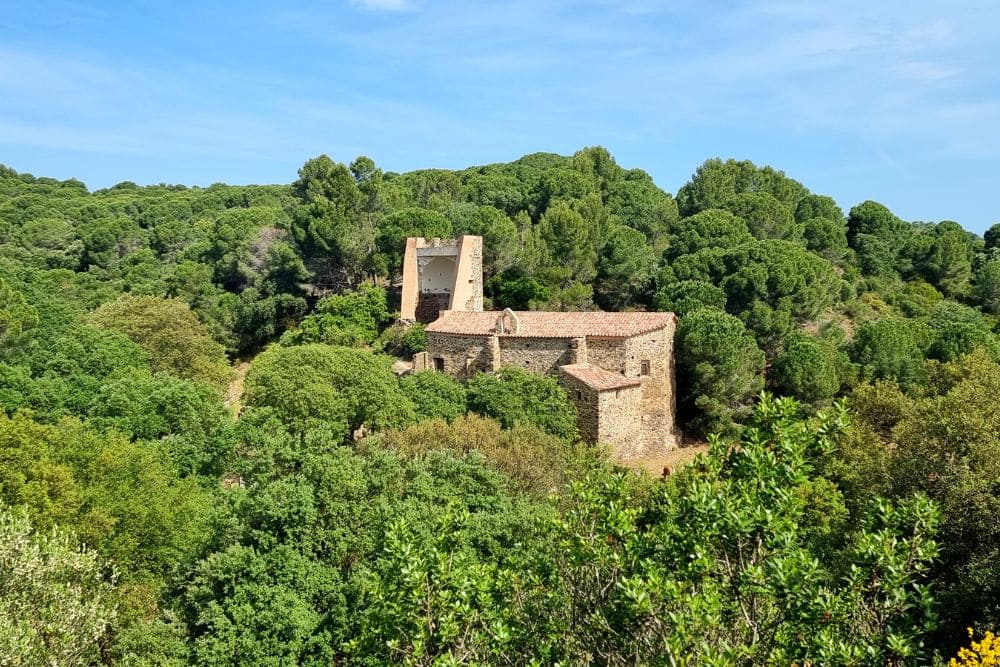 Constructions de pierres à l'intérieur des terres