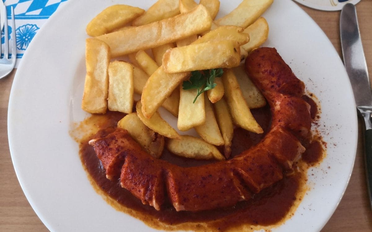 Plat typiquement local, la Currywurst