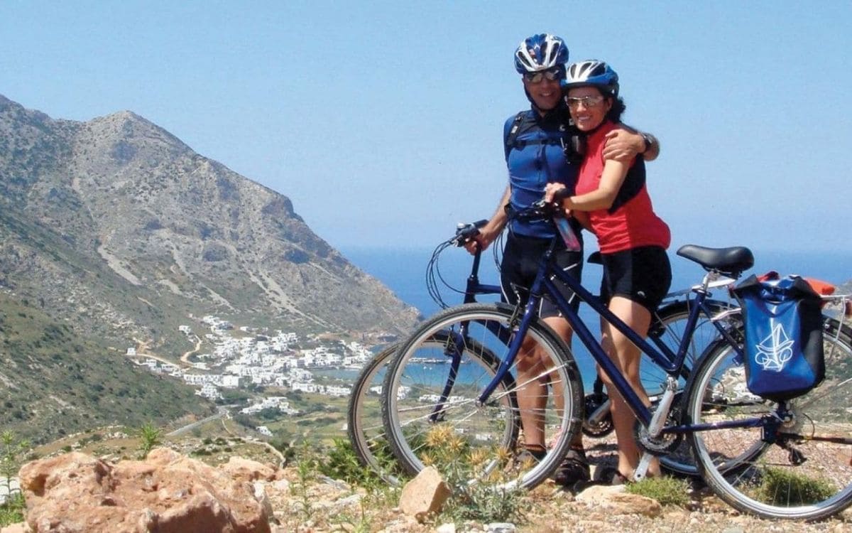 Cyclistes au-dessus de la baie de Kamares sur l'île de Sifnos