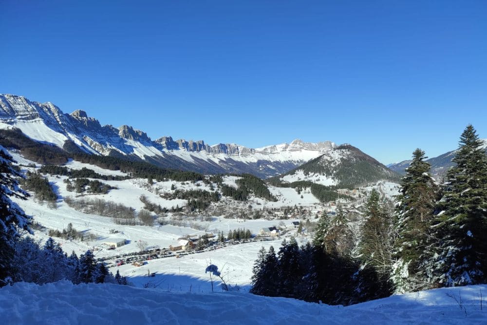 Dans la descente, vue sur la barrière est du Vercors © Adrien Ozanon