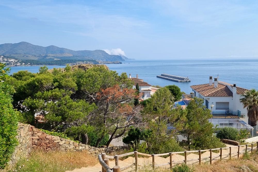 Début du Cami de Ronda depuis LLança © Anne-Marie Billault