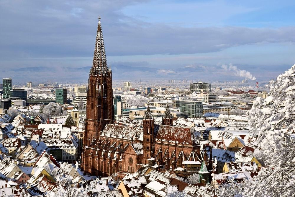 Ville de Fribourg-en-Brisgau dans la Forêt-Noire et sa Cathédrale Notre-Dame de Fribourg © Adobe Stock