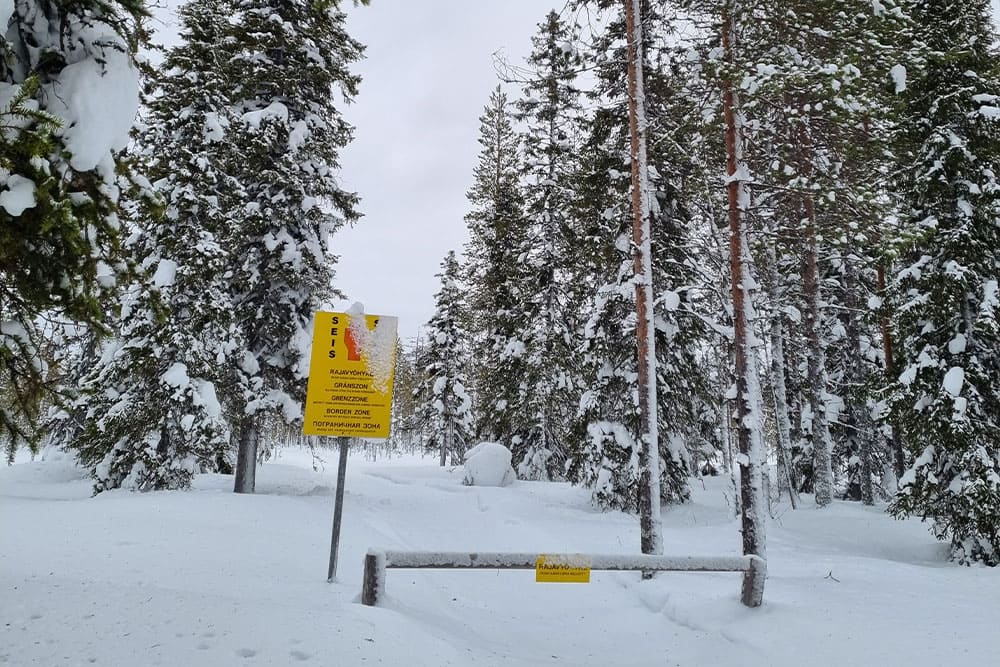 Les panneaux délimitant la frontière avec la Russie