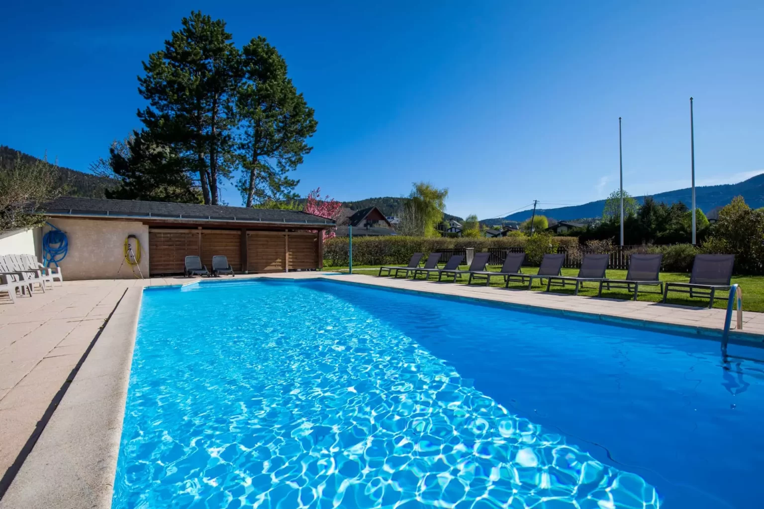 Piscine extérieure de l'hôtel Le Vernay