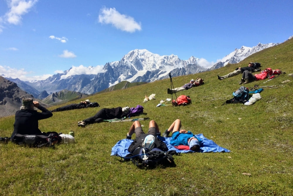 Pause pour le groupe avec une magnifique vue sur le Tour des Géants © Laurent Comte