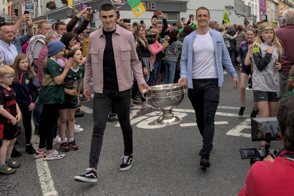 Joueurs de football irlandais avec la coupe © Dominique Boyer