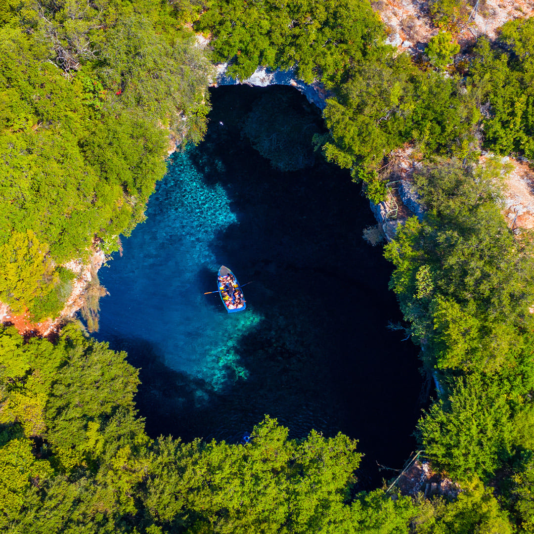 Lac et grotte de Melissani en Cephalonie © Daliu AdobeStock
