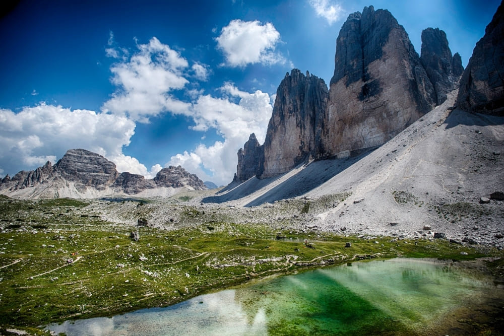 Lacs sous l'ombre des faces Nord des Tre Cime Di Lavaredo en Italie © Jean Marc Porte