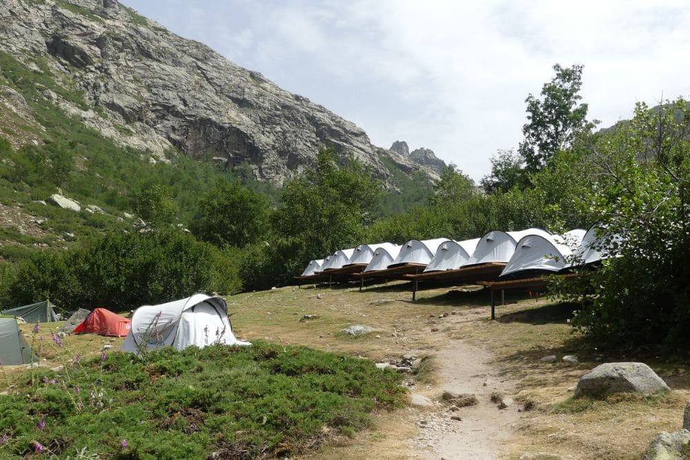 Les tentes à côté des refuges