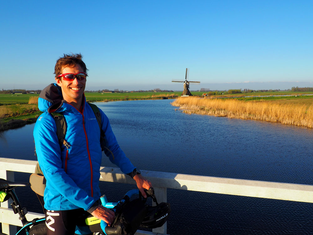 À vélo devant un moulin de Kinderdijk aux Pays-Bas © David Praire