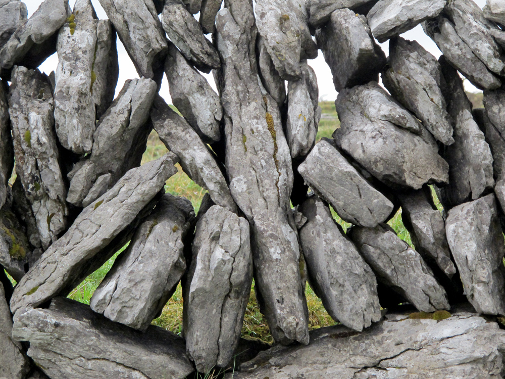 Mur de pierres sèches dans le Burren en Irlande © François Ribard