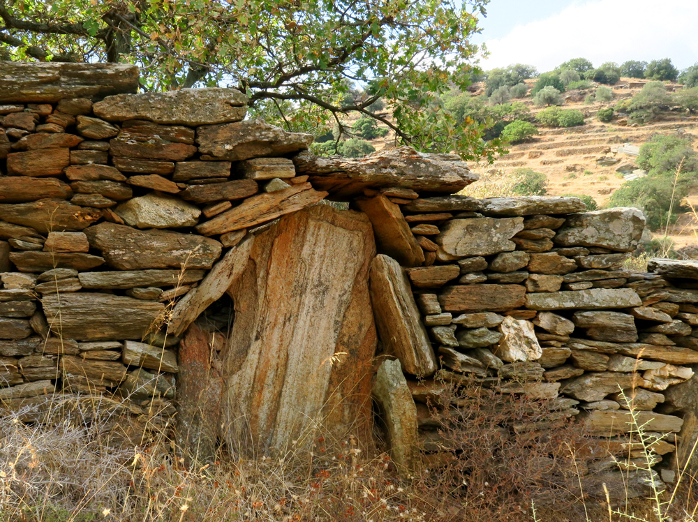 Muret bordant le chemin sur l’île d’Andros © François Ribard