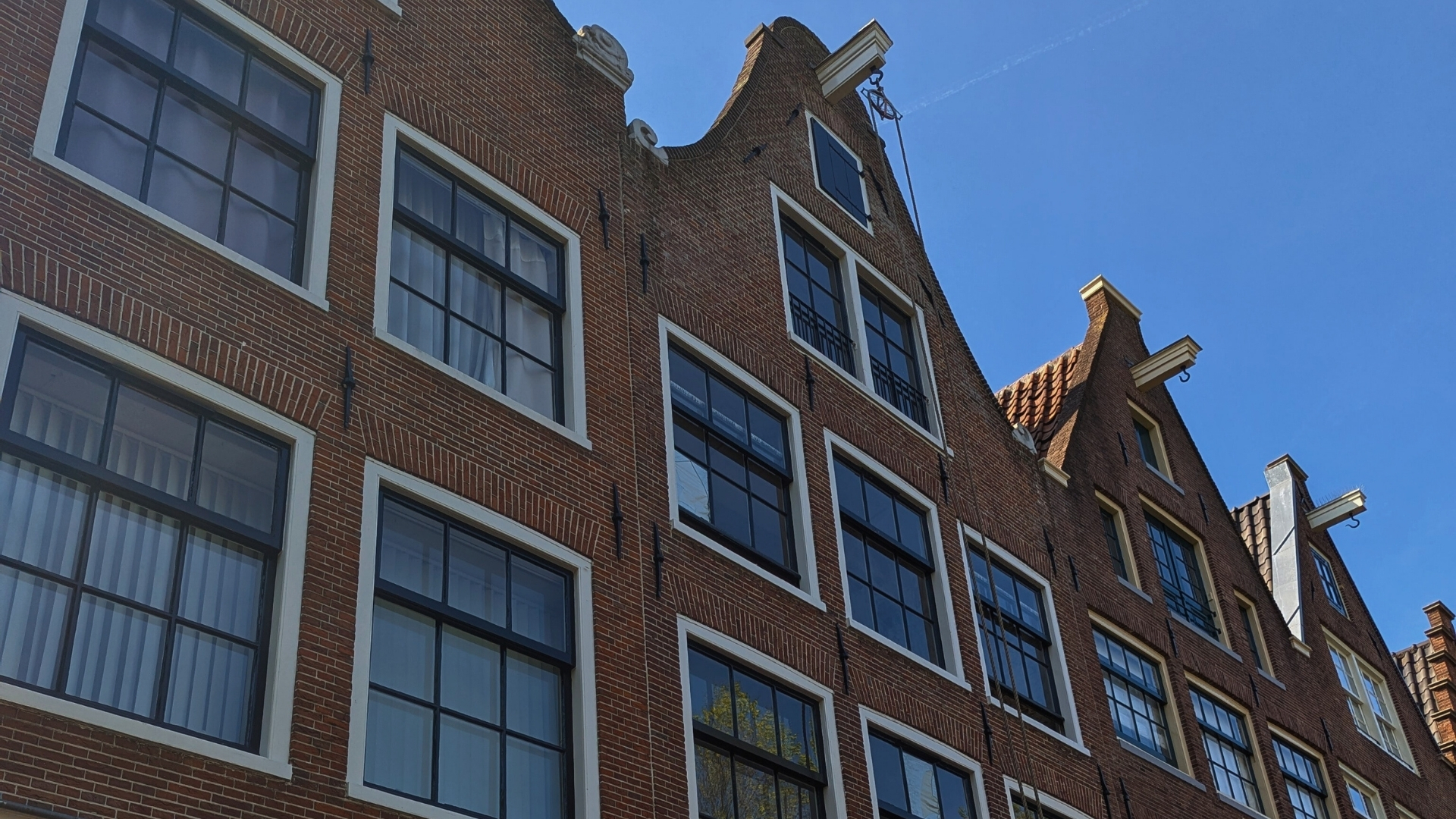 crochets en haut des maisons d'amsterdam article elodie