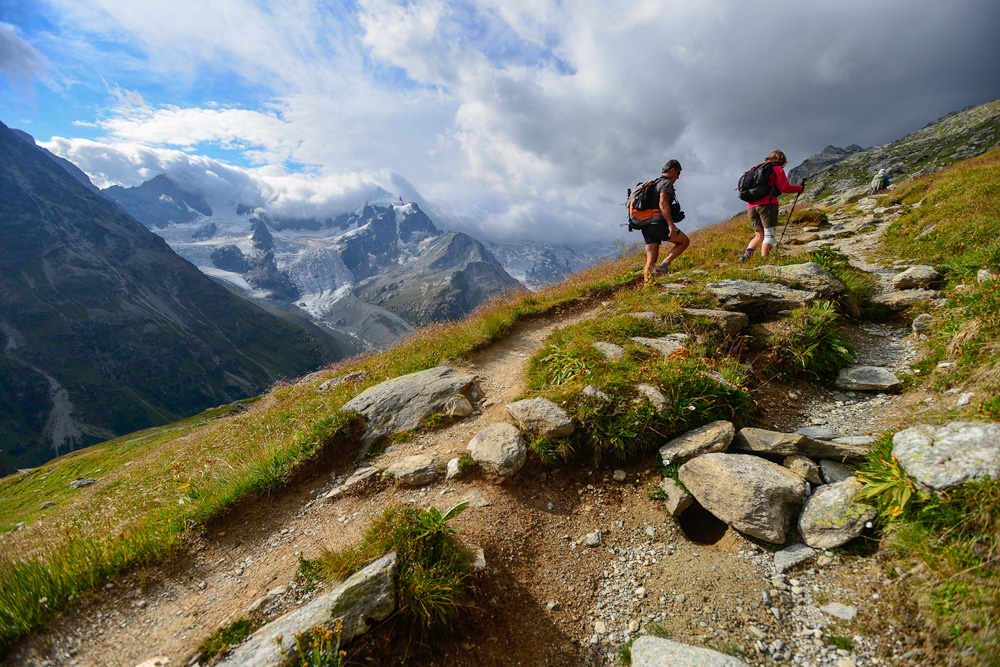 Randonneurs et le Piz Bernina, sous les nuages, à gauche © Jean-Marc Porte