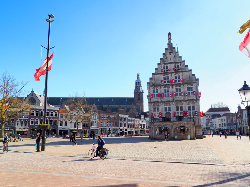 Place du marché à Gouda aux Pays-Bas © David Praire