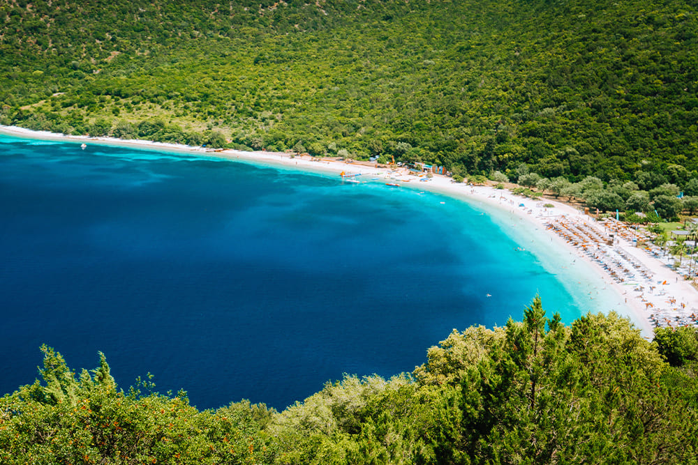 Plage Antisamos © Adobe Stock