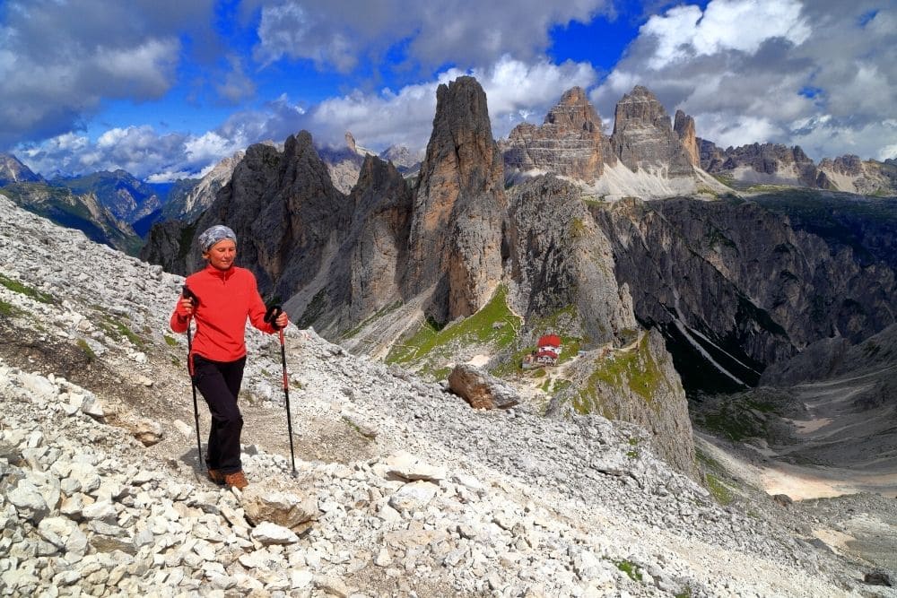 Randonneuse dans les Dolomites