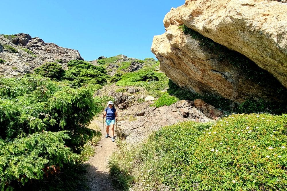 Randonneuse sur le Cap de Creus © Anne-Marie Billault